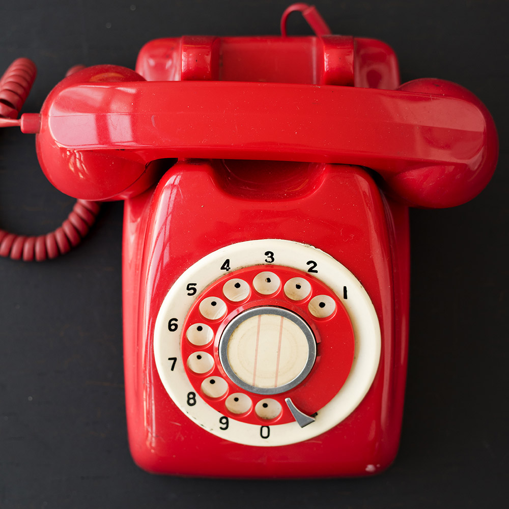 Storia_0001_red-retro-vintage-telephone-on-black-background-PYJ82BM